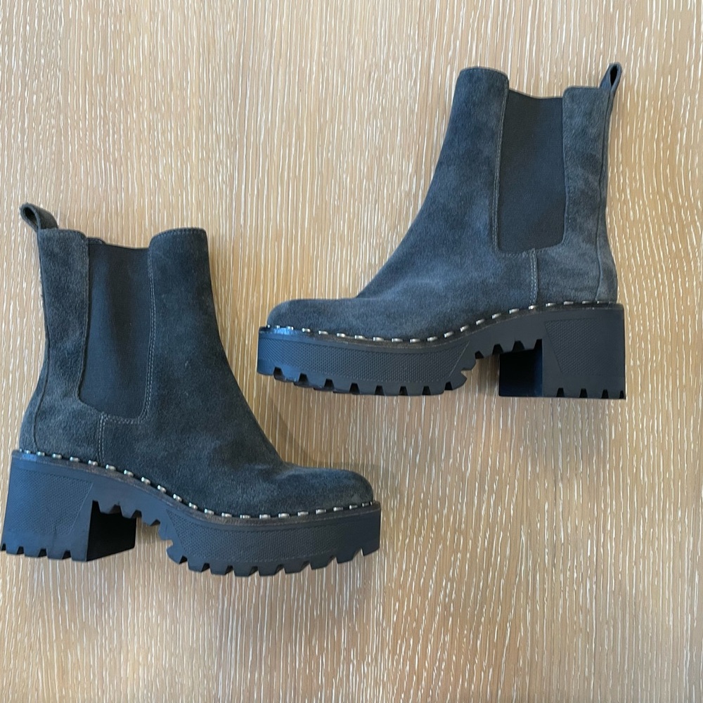 Vince Camuto Madisha Platform Chelsea Boot Dark Gray Suede Slip On Womens Size 5